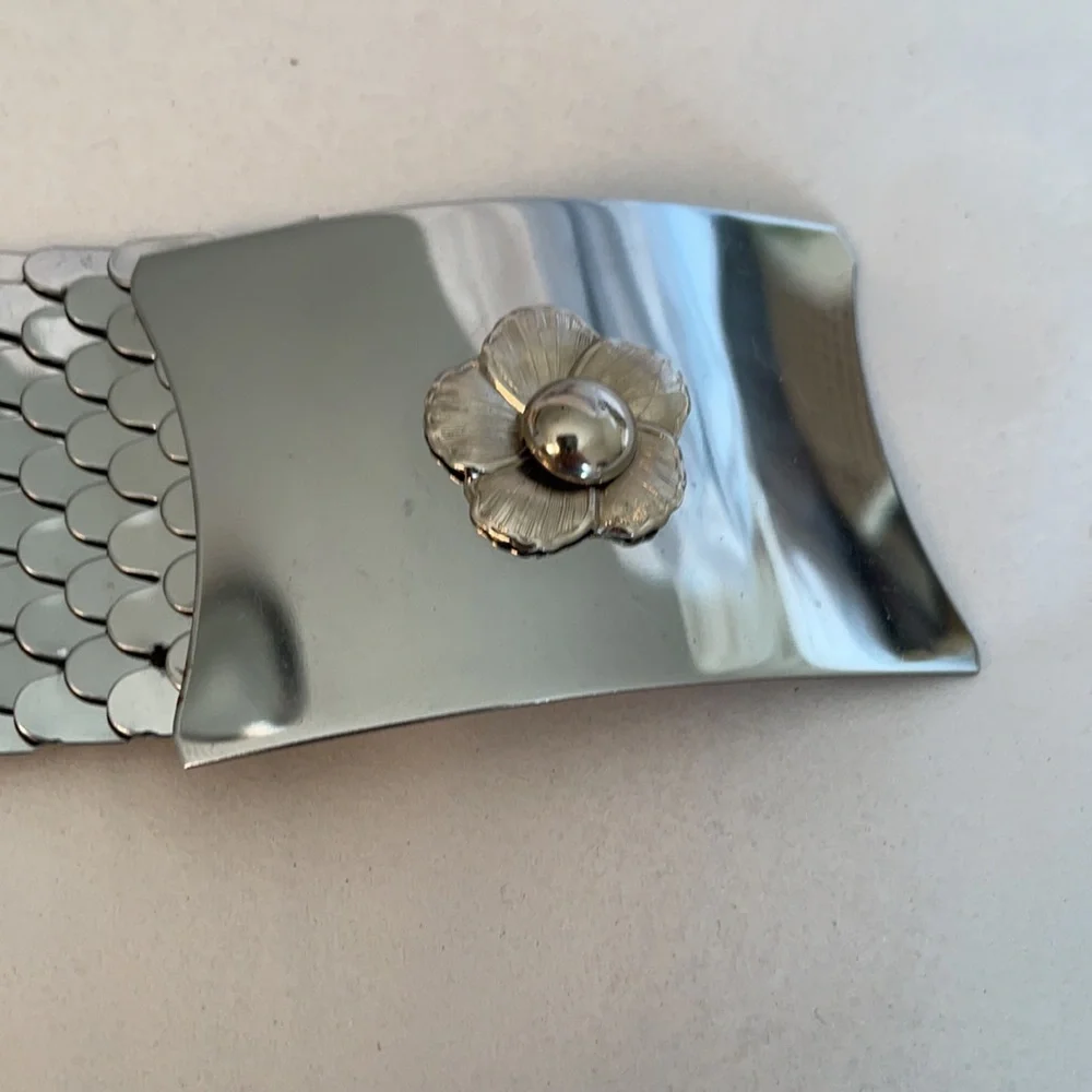 Vintage Mid Century Metallic ‘Fish Scale’ Stretchy Belt w/Flower Buckle accent